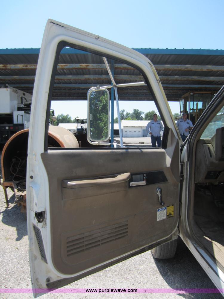 image for item D2001 1994 GMC Sierra 3500 HD bucket truck