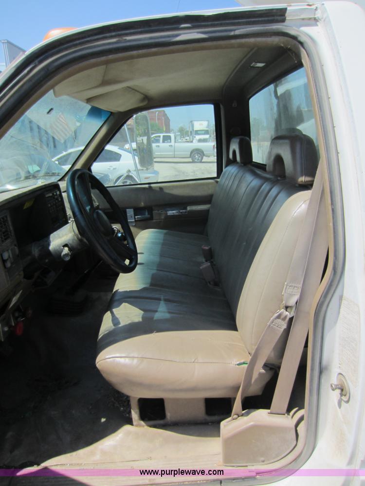 image for item D2001 1994 GMC Sierra 3500 HD bucket truck