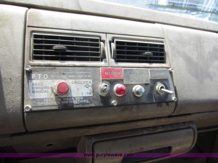 image for item D2001 1994 GMC Sierra 3500 HD bucket truck