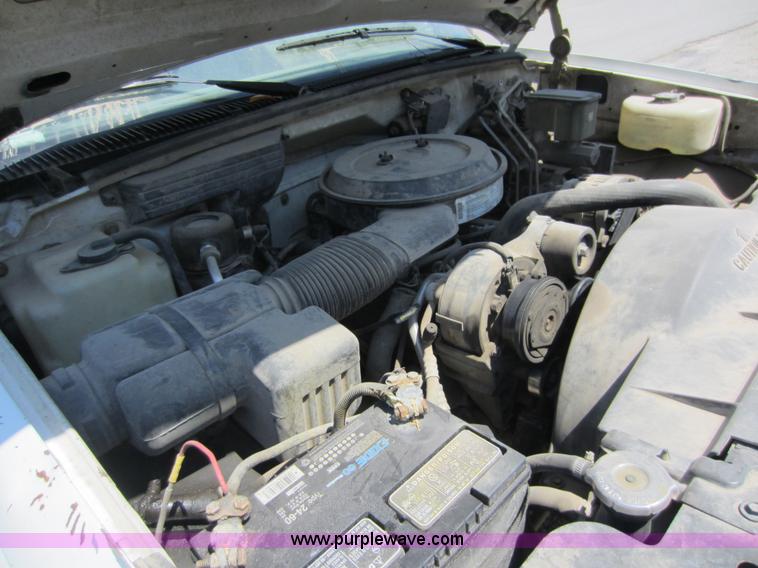 image for item D2001 1994 GMC Sierra 3500 HD bucket truck