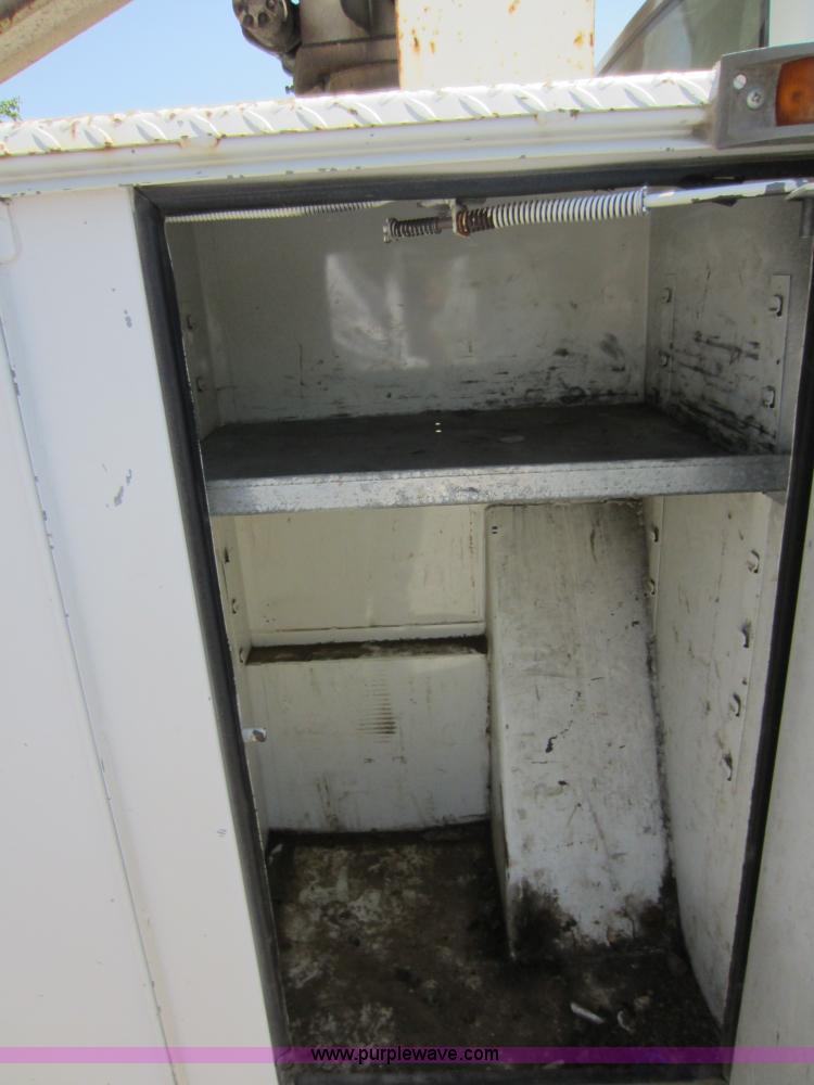 image for item D2001 1994 GMC Sierra 3500 HD bucket truck