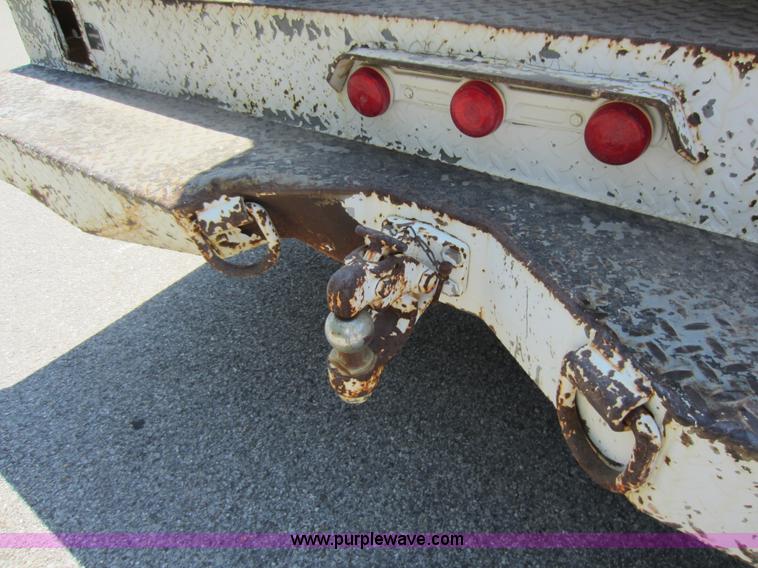 image for item D2001 1994 GMC Sierra 3500 HD bucket truck