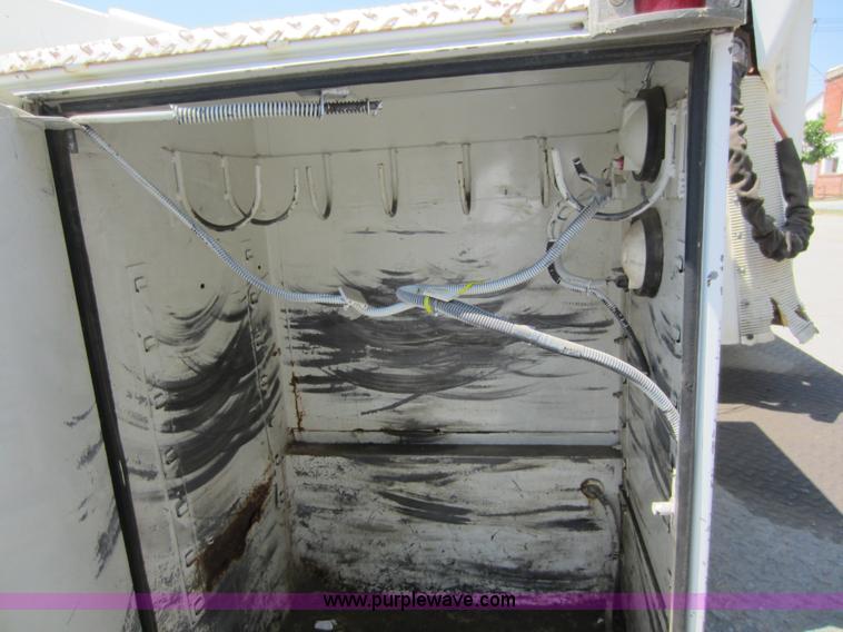 image for item D2001 1994 GMC Sierra 3500 HD bucket truck