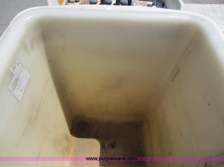 image for item D2001 1994 GMC Sierra 3500 HD bucket truck