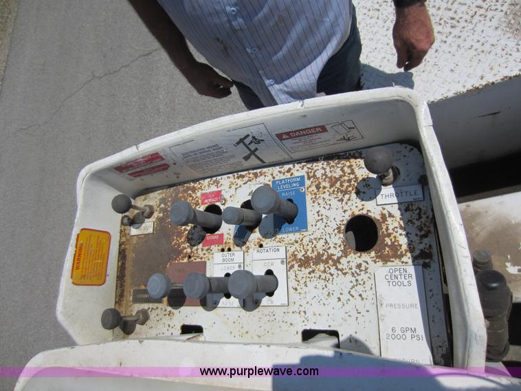 image for item D2001 1994 GMC Sierra 3500 HD bucket truck