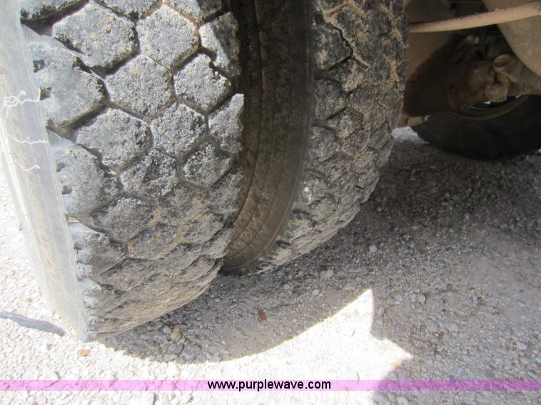 image for item D2018 1995 International 3800 school bus