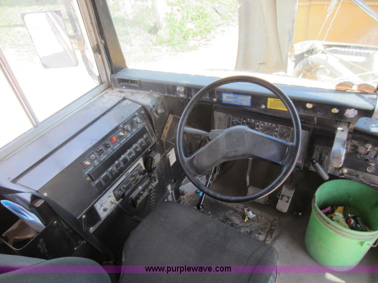 image for item D2018 1995 International 3800 school bus