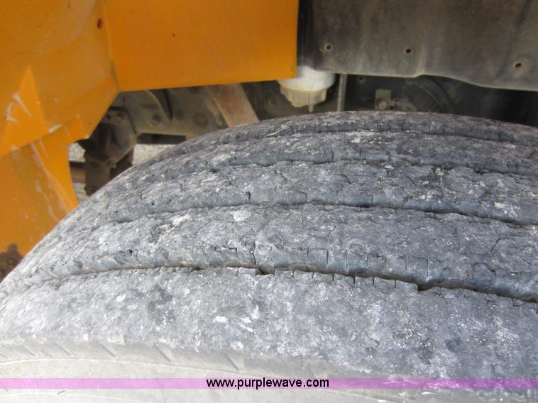 image for item D2019 1998 International 3800 school bus