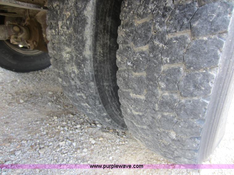 image for item D2019 1998 International 3800 school bus