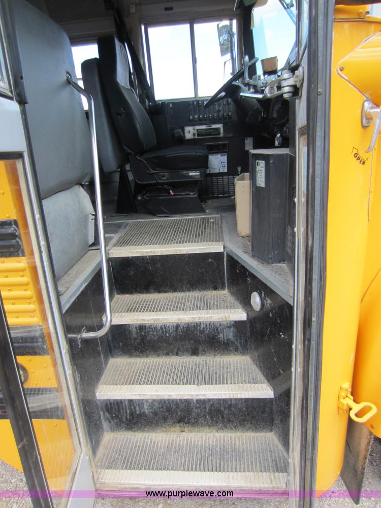 image for item D2019 1998 International 3800 school bus