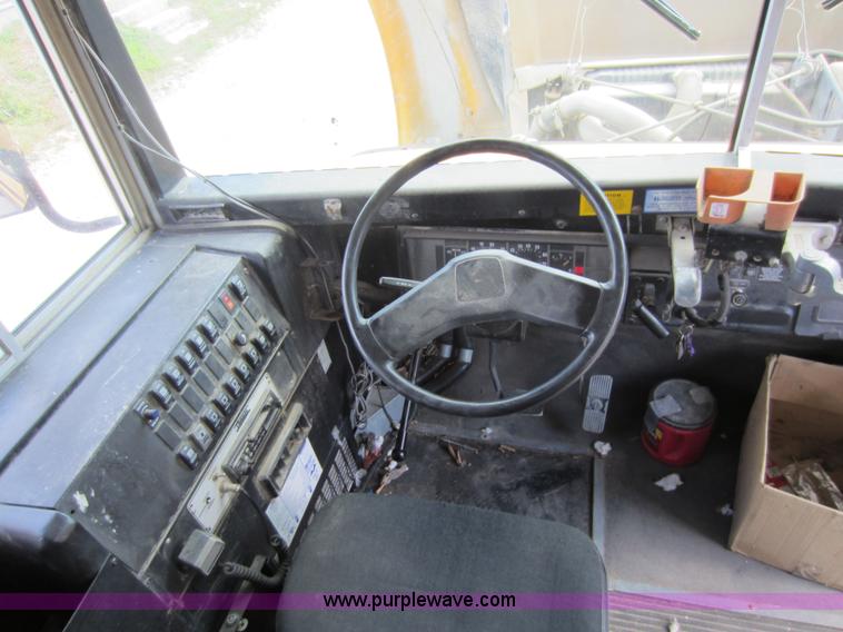 image for item D2019 1998 International 3800 school bus