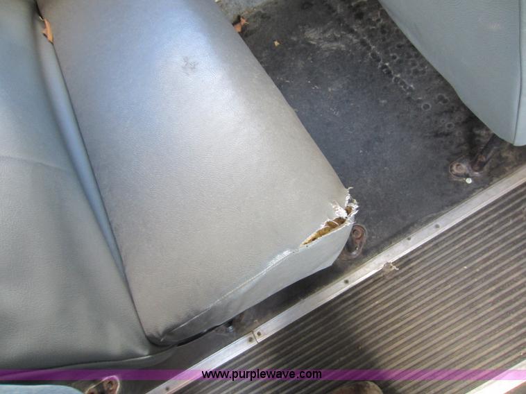 image for item D2019 1998 International 3800 school bus