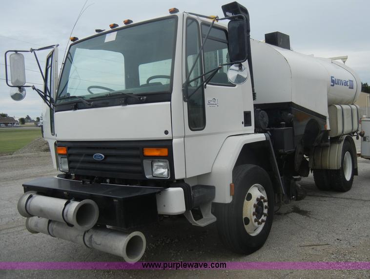 image for item D4132 1995 Ford CF7000 Sun-Vactor III sweeper truck