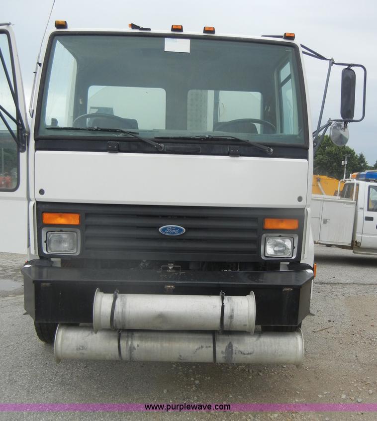 image for item D4132 1995 Ford CF7000 Sun-Vactor III sweeper truck