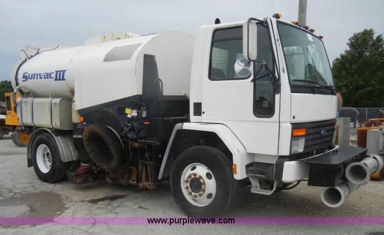 image for item D4132 1995 Ford CF7000 Sun-Vactor III sweeper truck