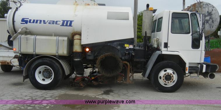 image for item D4132 1995 Ford CF7000 Sun-Vactor III sweeper truck