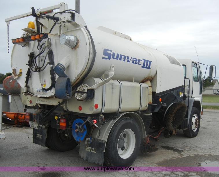 image for item D4132 1995 Ford CF7000 Sun-Vactor III sweeper truck