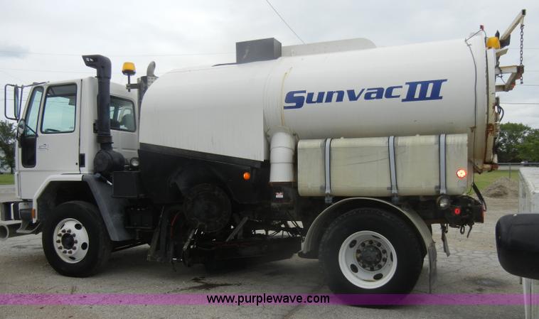 image for item D4132 1995 Ford CF7000 Sun-Vactor III sweeper truck