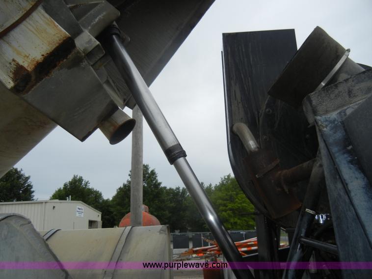 image for item D4132 1995 Ford CF7000 Sun-Vactor III sweeper truck