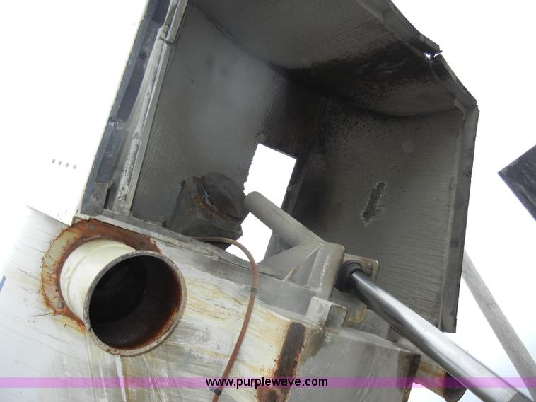 image for item D4132 1995 Ford CF7000 Sun-Vactor III sweeper truck