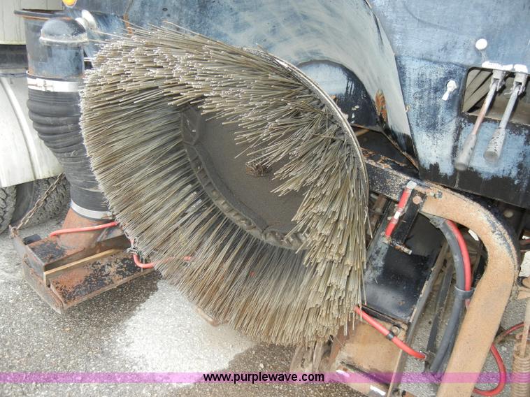 image for item D4132 1995 Ford CF7000 Sun-Vactor III sweeper truck