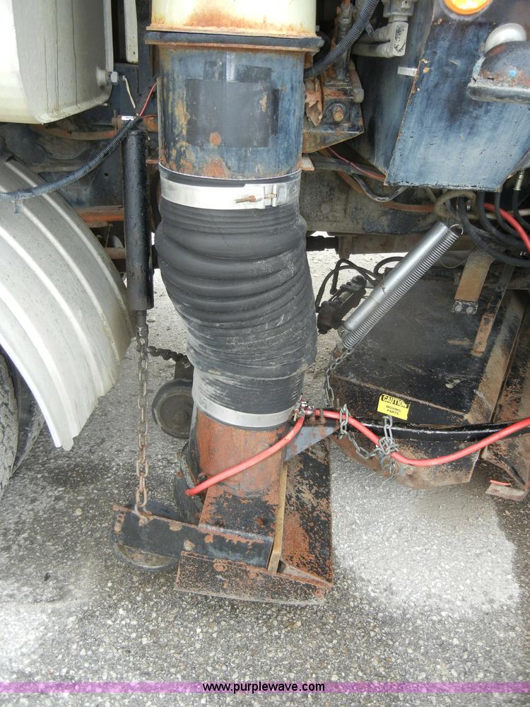 image for item D4132 1995 Ford CF7000 Sun-Vactor III sweeper truck