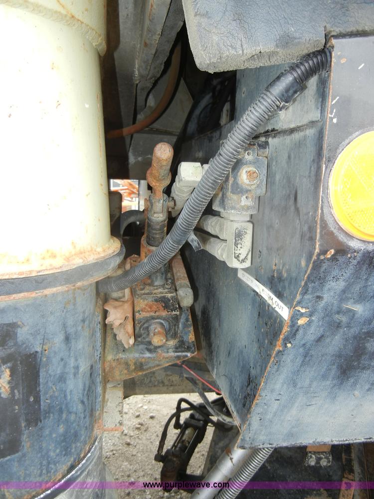 image for item D4132 1995 Ford CF7000 Sun-Vactor III sweeper truck