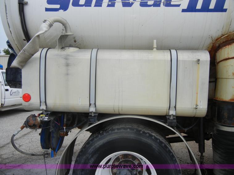 image for item D4132 1995 Ford CF7000 Sun-Vactor III sweeper truck