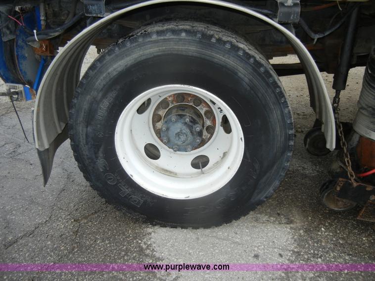 image for item D4132 1995 Ford CF7000 Sun-Vactor III sweeper truck