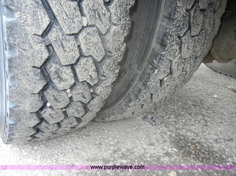 image for item D4132 1995 Ford CF7000 Sun-Vactor III sweeper truck