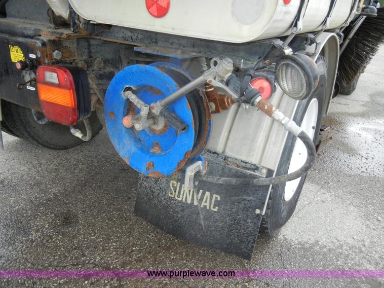 image for item D4132 1995 Ford CF7000 Sun-Vactor III sweeper truck