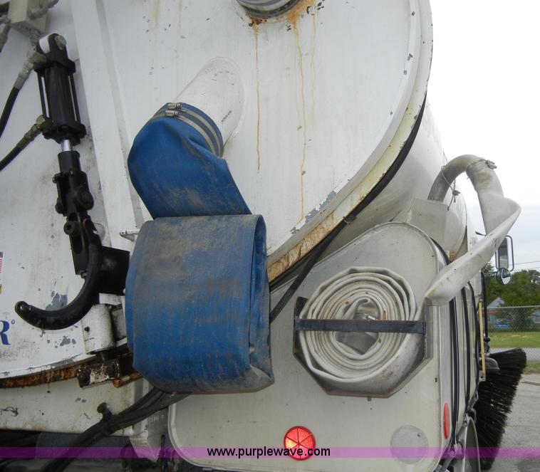 image for item D4132 1995 Ford CF7000 Sun-Vactor III sweeper truck