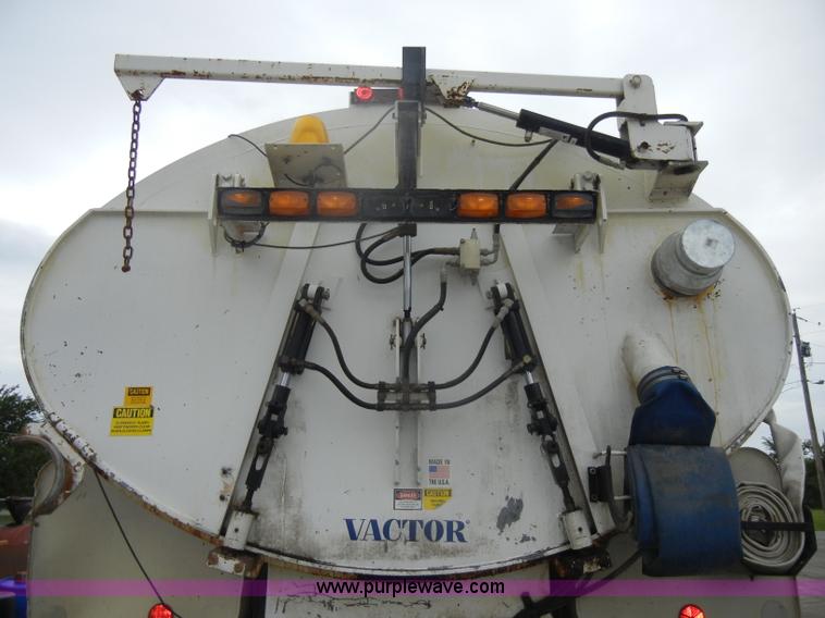 image for item D4132 1995 Ford CF7000 Sun-Vactor III sweeper truck