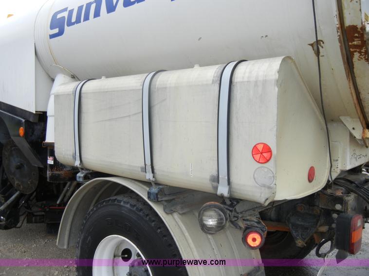 image for item D4132 1995 Ford CF7000 Sun-Vactor III sweeper truck