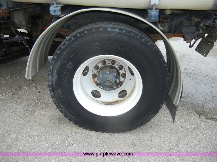 image for item D4132 1995 Ford CF7000 Sun-Vactor III sweeper truck