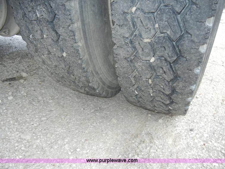 image for item D4132 1995 Ford CF7000 Sun-Vactor III sweeper truck