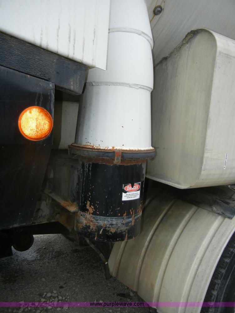 image for item D4132 1995 Ford CF7000 Sun-Vactor III sweeper truck