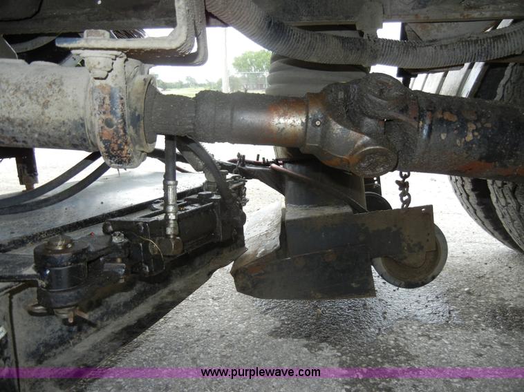 image for item D4132 1995 Ford CF7000 Sun-Vactor III sweeper truck