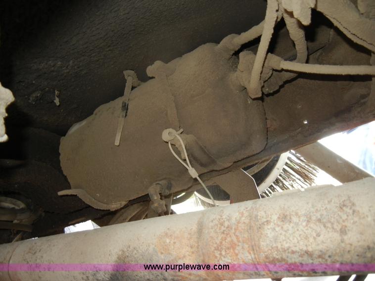 image for item D4132 1995 Ford CF7000 Sun-Vactor III sweeper truck