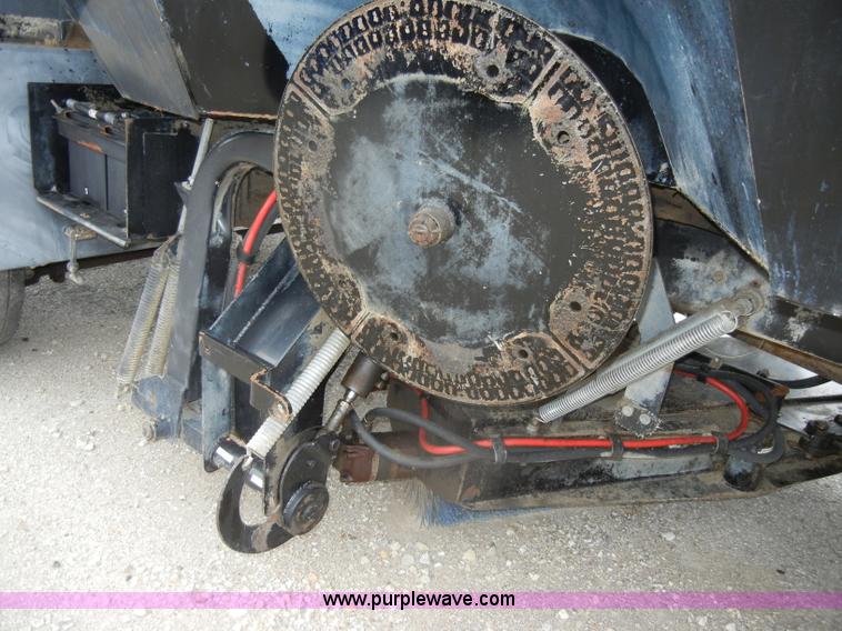 image for item D4132 1995 Ford CF7000 Sun-Vactor III sweeper truck