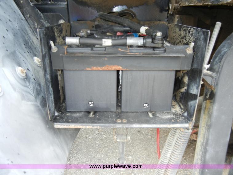 image for item D4132 1995 Ford CF7000 Sun-Vactor III sweeper truck