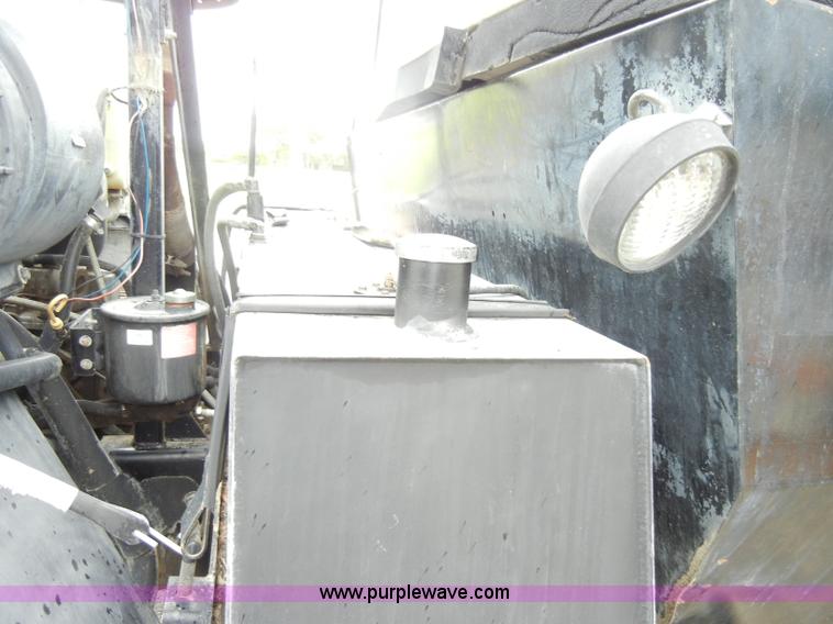 image for item D4132 1995 Ford CF7000 Sun-Vactor III sweeper truck