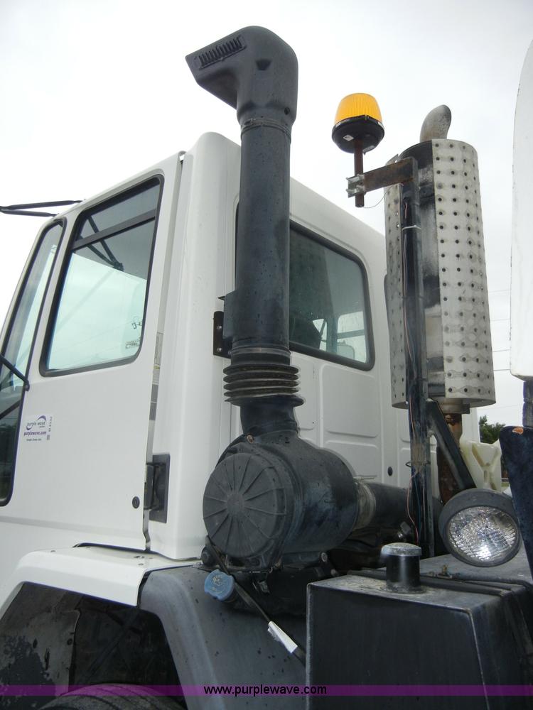 image for item D4132 1995 Ford CF7000 Sun-Vactor III sweeper truck
