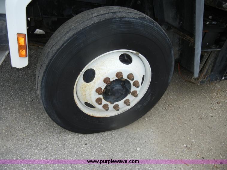 image for item D4132 1995 Ford CF7000 Sun-Vactor III sweeper truck