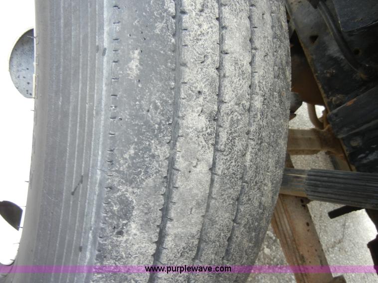 image for item D4132 1995 Ford CF7000 Sun-Vactor III sweeper truck