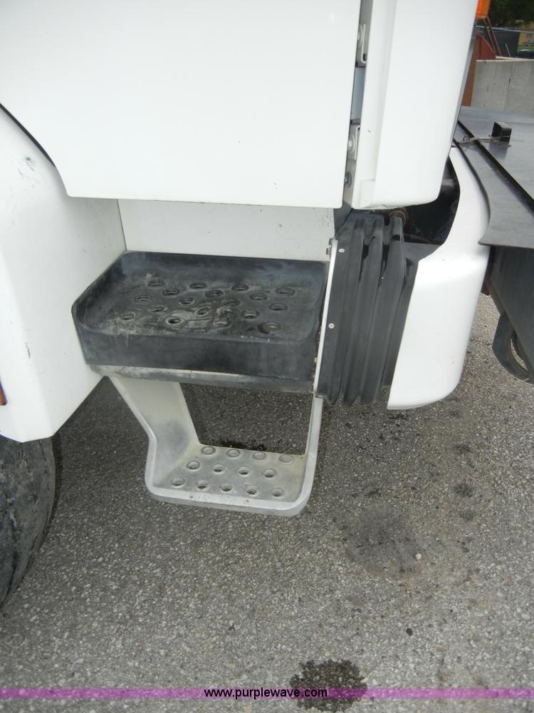 image for item D4132 1995 Ford CF7000 Sun-Vactor III sweeper truck