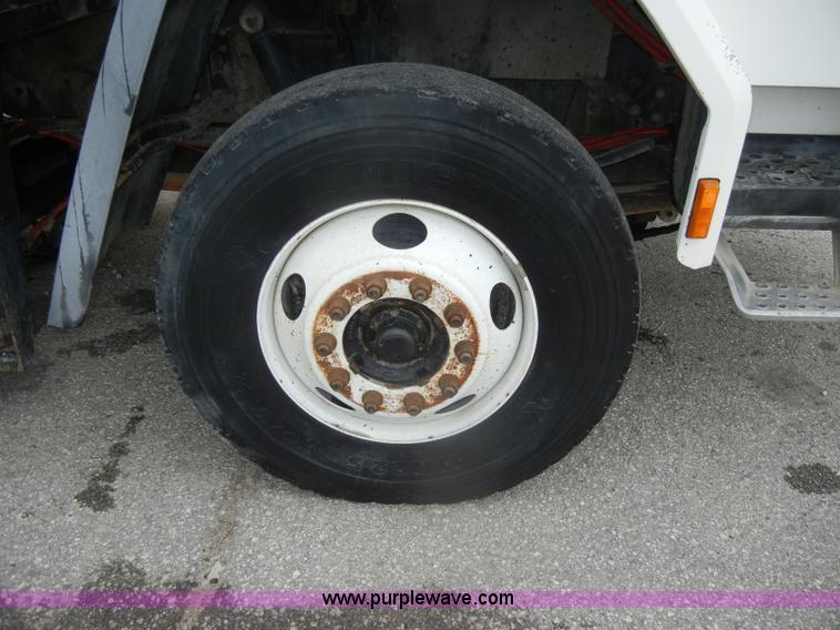 image for item D4132 1995 Ford CF7000 Sun-Vactor III sweeper truck