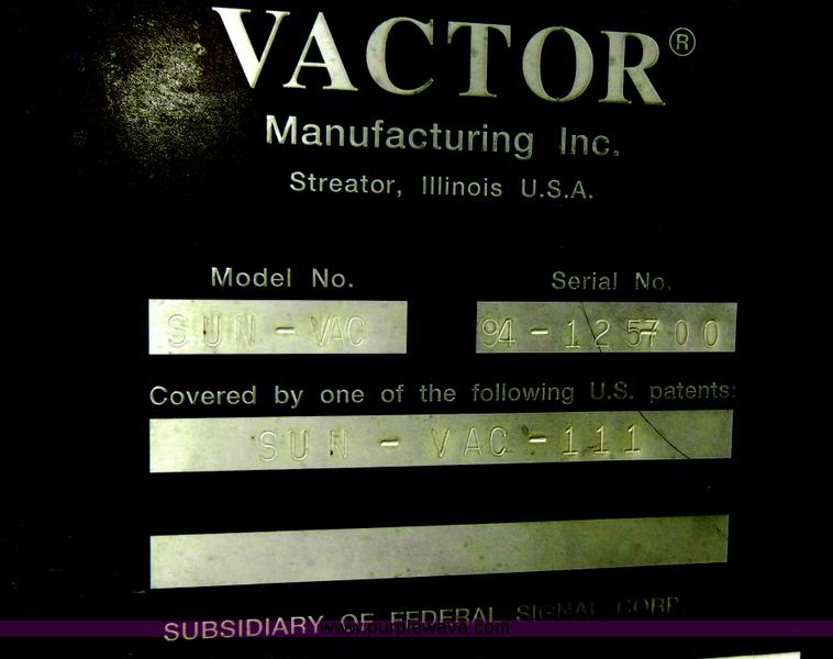 image for item D4132 1995 Ford CF7000 Sun-Vactor III sweeper truck