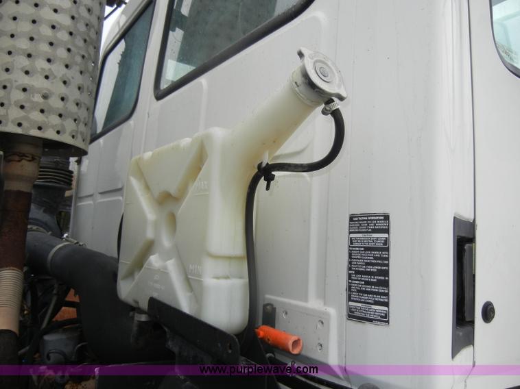 image for item D4132 1995 Ford CF7000 Sun-Vactor III sweeper truck