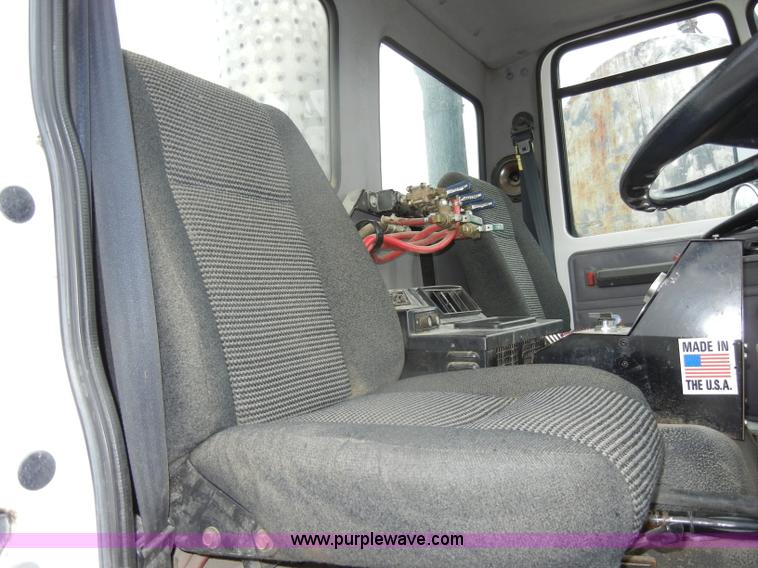 image for item D4132 1995 Ford CF7000 Sun-Vactor III sweeper truck